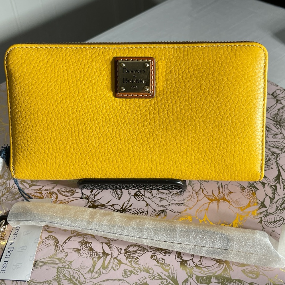 NWT Dooney & Bourke Large Dandelion Pebble Clutch